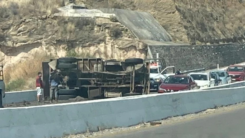 Volcadura en la Vía Atlixcáyotl en Puebla provoca caos vial
Crédito: X Oro Noticias Puebla / @OroNoticiasPue