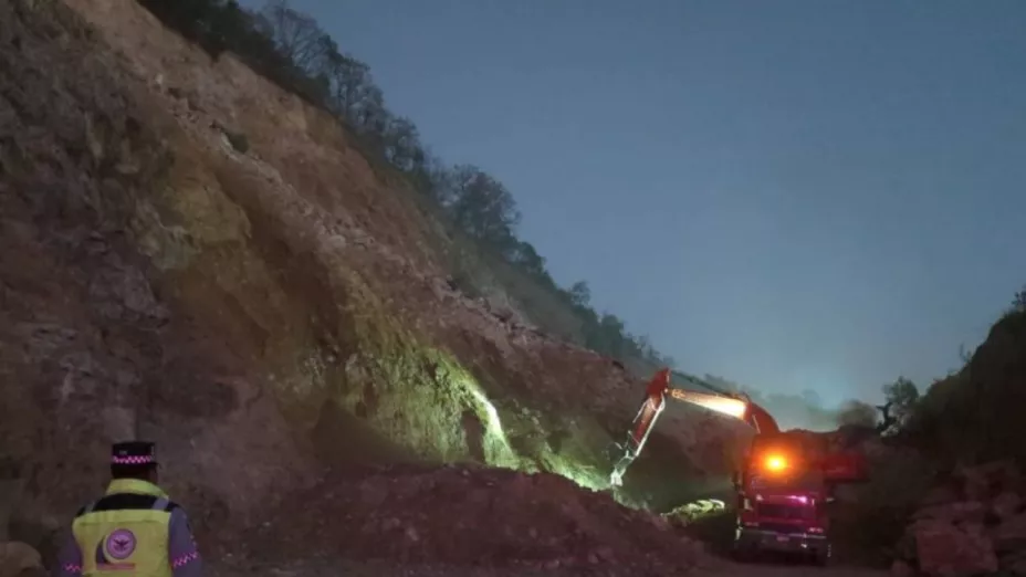 Autopista Cuacnopalan-Oaxaca cerrada por deslave: habilitan rutas alternas
