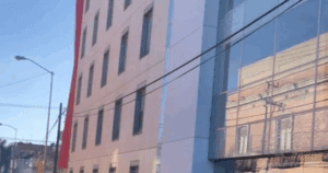 Estudiante cae de edificio en el Barrio de Santiago, Puebla