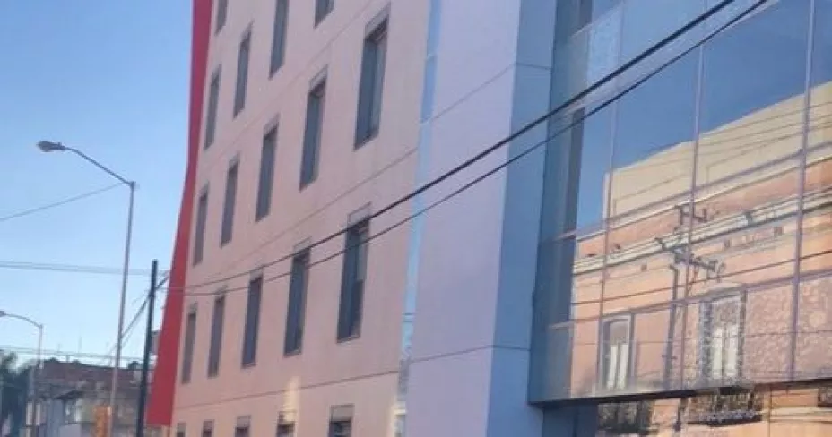 Estudiante cae de edificio en el Barrio de Santiago, Puebla