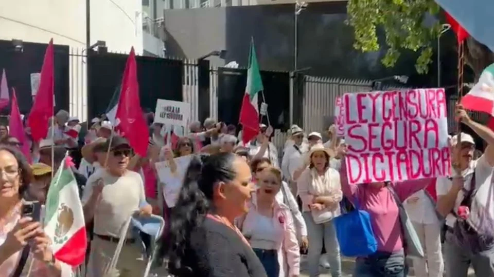 Protestan en el Senado contra posible censura en redes sociales