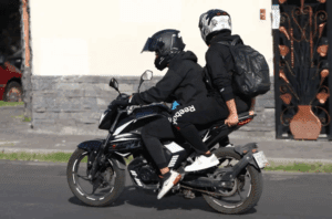 Morena propone limitar a una persona por motocicleta en Puebla