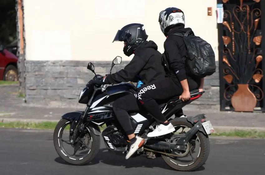 Morena propone limitar a una persona por motocicleta en Puebla
