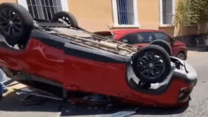 Fuerte accidente y volcadura en el Barrio de Santiago, Puebla