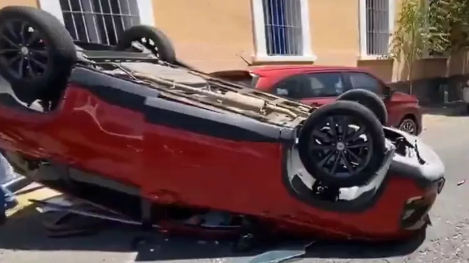 Fuerte accidente y volcadura en el Barrio de Santiago, Puebla
