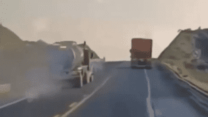 Traileros frustran intento de asalto en autopista de Puebla