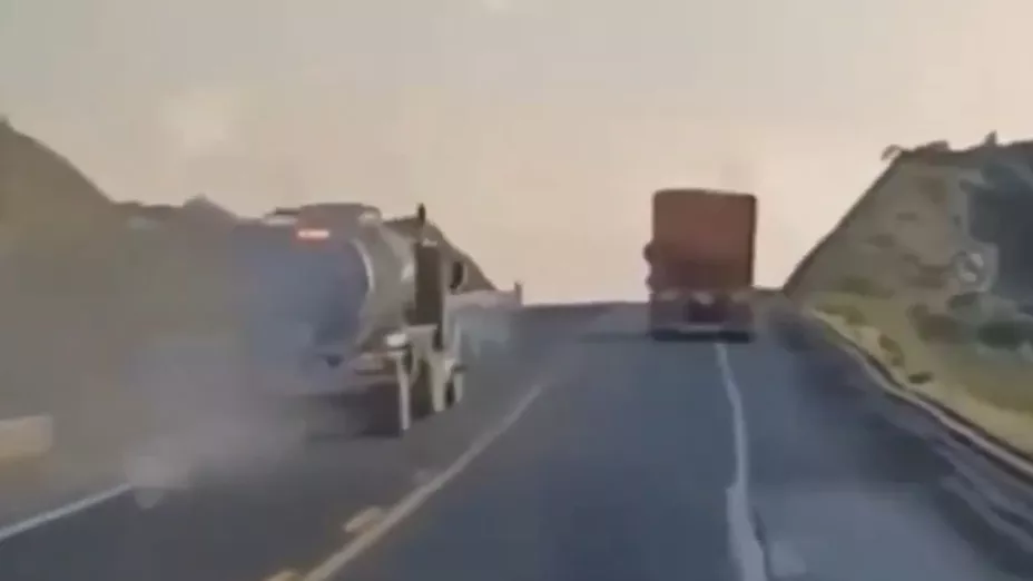 Traileros frustran intento de asalto en autopista de Puebla