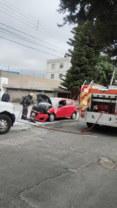 Incendio de vehículo en la 32 Poniente y 19 Norte de Puebla moviliza a cuerpos de emergencia