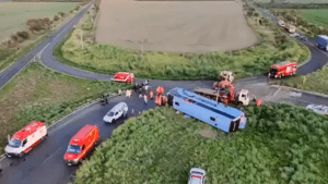 Tragedia en Brasil: Autobús se vuelca y deja 10 muertos, incluidos dos niños