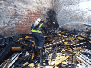 Hombre resulta con quemaduras tras incendio en taller de carpintería en Chipilo, Puebla