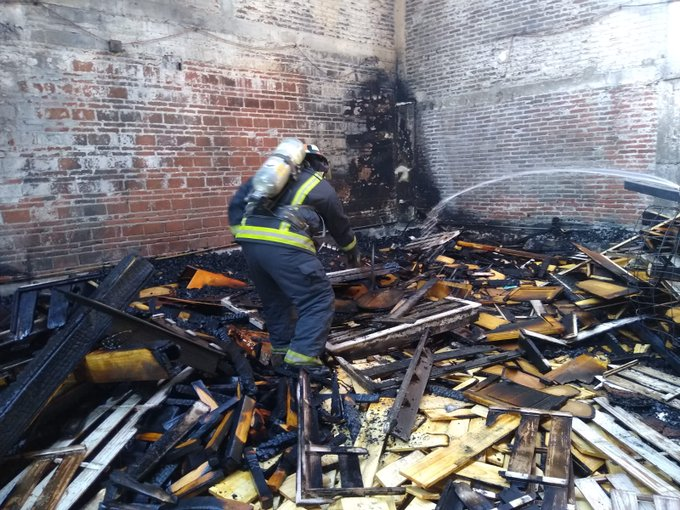 Hombre resulta con quemaduras tras incendio en taller de carpintería en Chipilo, Puebla