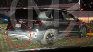 Roban 3 llantas a camioneta Taos en Carl’s Jr de Vía Atlixcáyotl