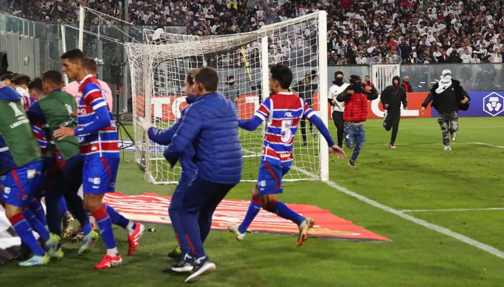 Mueren dos aficionados en estampida durante partido Colo-Colo vs Fortaleza en Copa Libertadores
