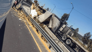 Volcadura de tráiler genera caos vial en la autopista México-Puebla este 14 de abril de 2025