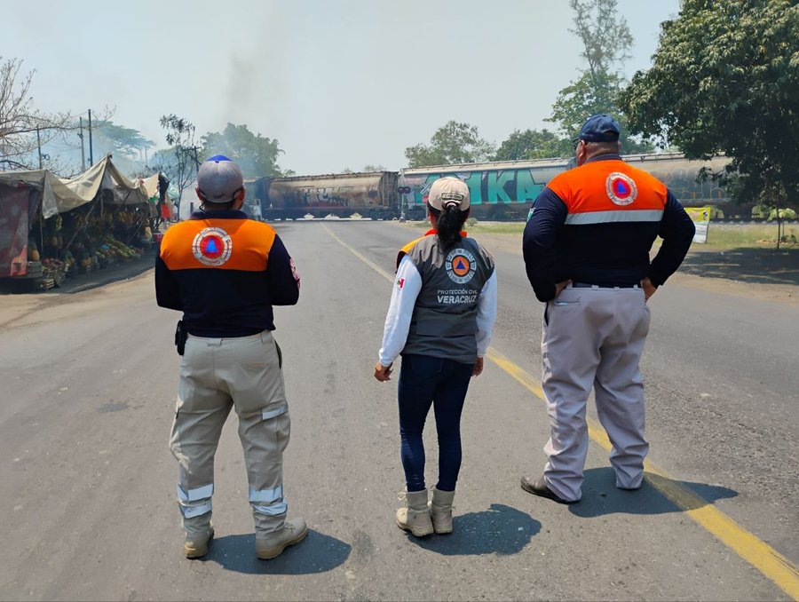 Explosión e incendio tras choque entre tren y pipa de diésel en Veracruz deja varios heridos