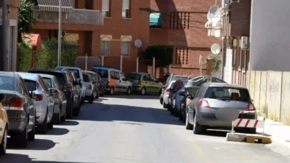 Un trágico suceso conmocionó a la comunidad de Linares, en Jaén, Andalucía, luego de que un niño de apenas 3 años de edad perdiera la vida tras ser olvidado por su padre dentro de un automóvil, en plena ola de calor. Los hechos ocurrieron la tarde del lunes 20 de mayo de 2025, en la calle Pintor El Greco, cerca de las 15:00 horas, cuando una llamada de emergencia alertó sobre la presencia de un menor inconsciente dentro de un vehículo. A su llegada, agentes de la Policía Local y Policía Nacional realizaron maniobras de reanimación cardiopulmonar al niño antes de trasladarlo al hospital de Linares, donde lamentablemente falleció poco después. De acuerdo con los primeros informes, el padre del menor habría tenido la intención de dejarlo en la guardería en horas de la mañana. Sin embargo, por causas aún no aclaradas, olvidó que su hijo estaba dentro del coche y se dirigió a cumplir con su jornada diaria, dejando al pequeño encerrado por varias horas en condiciones extremas de temperatura. Fue la madre del niño quien, al no encontrarlo en la guardería al acudir a recogerlo, activó la alerta que llevó al desgarrador descubrimiento. Este caso ha reavivado el debate sobre los riesgos de dejar a niños dentro de vehículos y la importancia de reforzar medidas de prevención, sobre todo durante temporadas de altas temperaturas. Las autoridades continúan con la investigación para esclarecer los hechos y determinar responsabilidades.