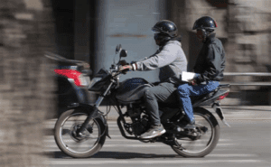 Chalecos con placa: la propuesta que divide a motociclistas