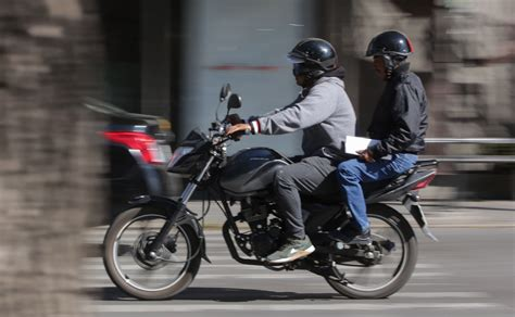 Chalecos con placa: la propuesta que divide a motociclistas