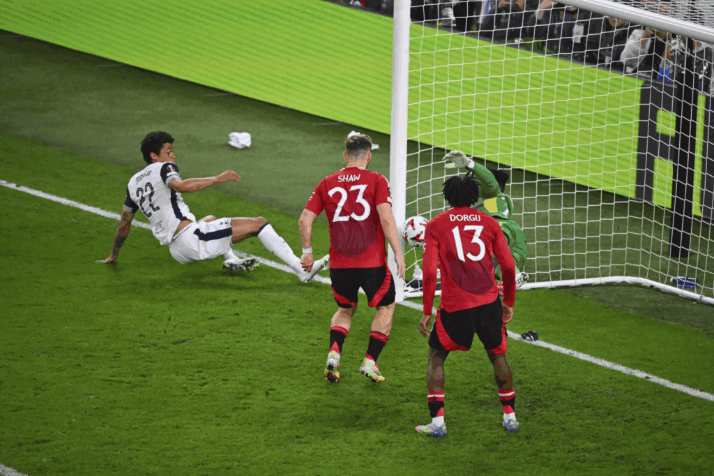 El Tottenham conquista la Europa League tras vencer al Manchester United con un autogol en una final para el olvido