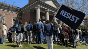Juez federal bloquea a Trump de revocar estatus legal a estudiantes