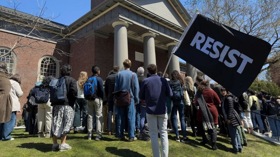 Juez federal bloquea a Trump de revocar estatus legal a estudiantes
