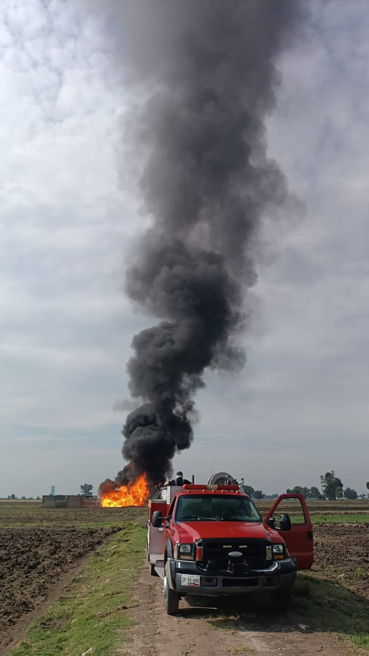 Fuerte incendio en Santa María Moyotzingo causa alarma