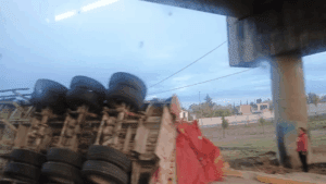 Tráiler vuelca en incorporación al Periférico Ecológico y provoca caos vial en Puebla