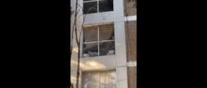 Hombre es rescatado con vida tras incendio en departamento