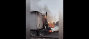 Impactante choque entre tren y tráiler en Guasave, Sinaloa