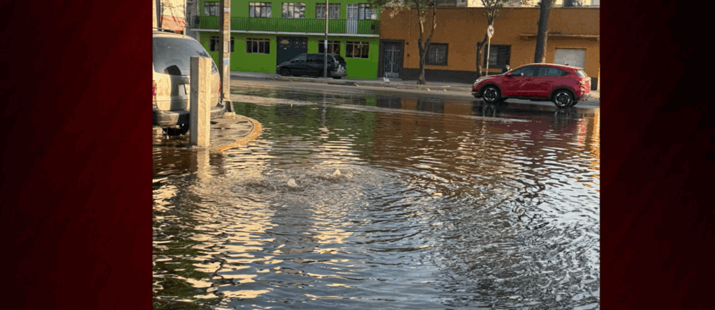 Megafuga de agua provoca caos en Venustiano Carranza