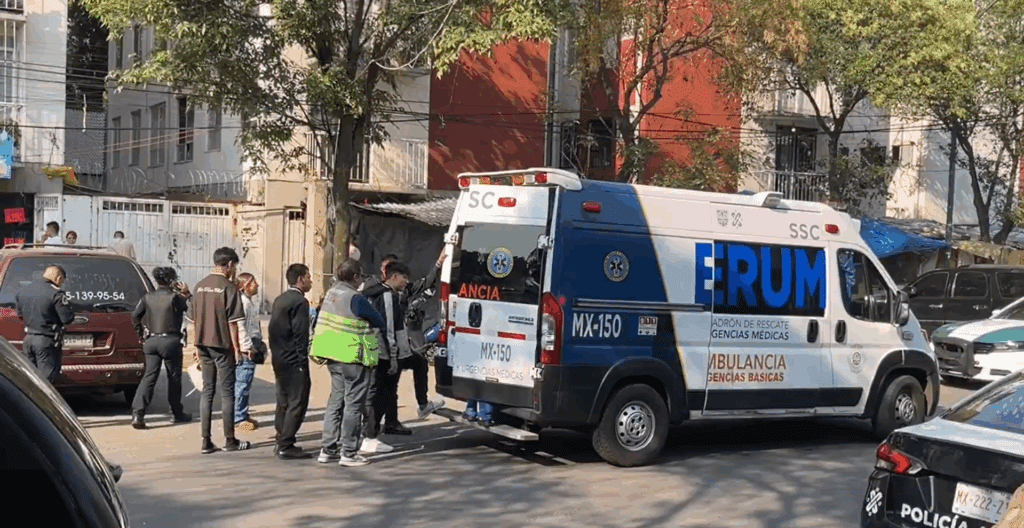 Joven se lanza desde el tercer piso de un edificio en CDMX