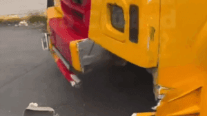Choque entre autobús y auto genera caos vial en la 31 Oriente