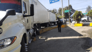 Robo y choque de tráiler provoca caos vial en la autopista México–Puebla