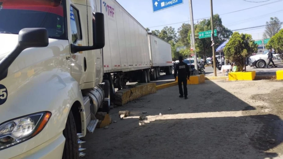 Robo y choque de tráiler provoca caos vial en la autopista México–Puebla