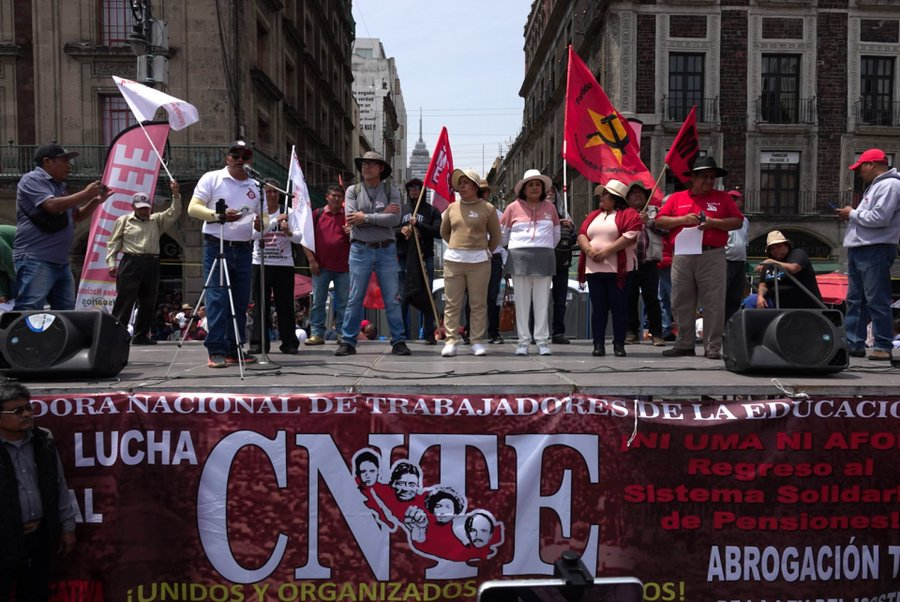 Maestros de la CNTE inician huelga indefinida con plantón