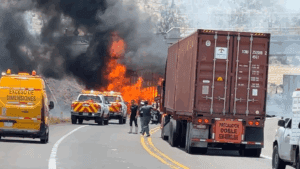Accidente e incendio provocan cierre total de la carretera Amozoc