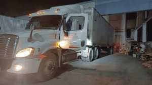 Roban tráilers y secuestran a operadores en la autopista