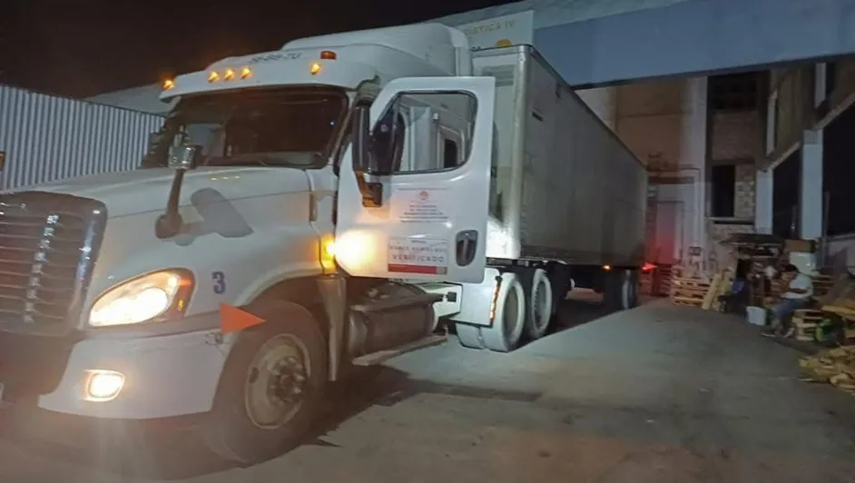 Roban tráilers y secuestran a operadores en la autopista