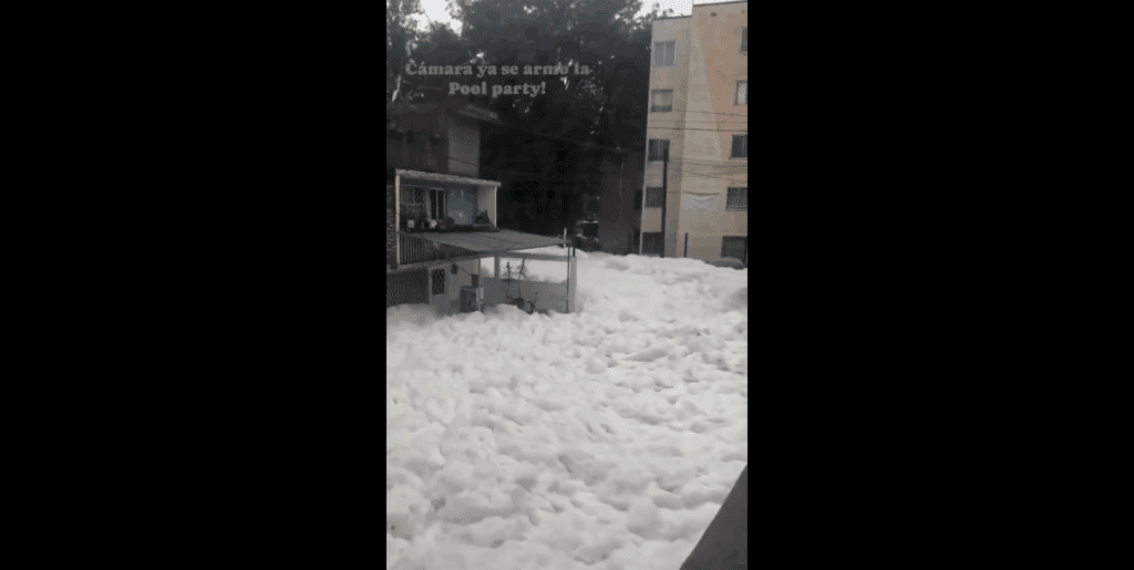 Espuma tóxica invade calles de Naucalpan