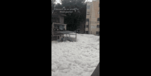 Espuma tóxica invade calles de Naucalpan