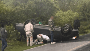Accidente en la carretera Tecomatlán-Piaxtla: auto vuelca