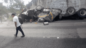 Choque y volcadura de tráiler paraliza la autopista Xalapa–Puebla