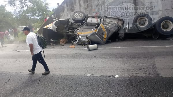 Choque y volcadura de tráiler paraliza la autopista Xalapa–Puebla