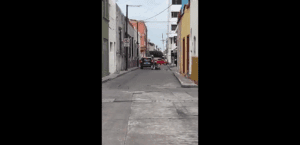 Captan el momento en que conductor arrolla a agente de tránsito