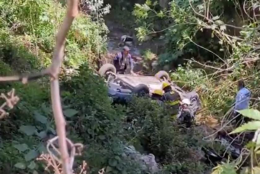 Muere conductor tras volcadura en la Vía Atlixcáyotl