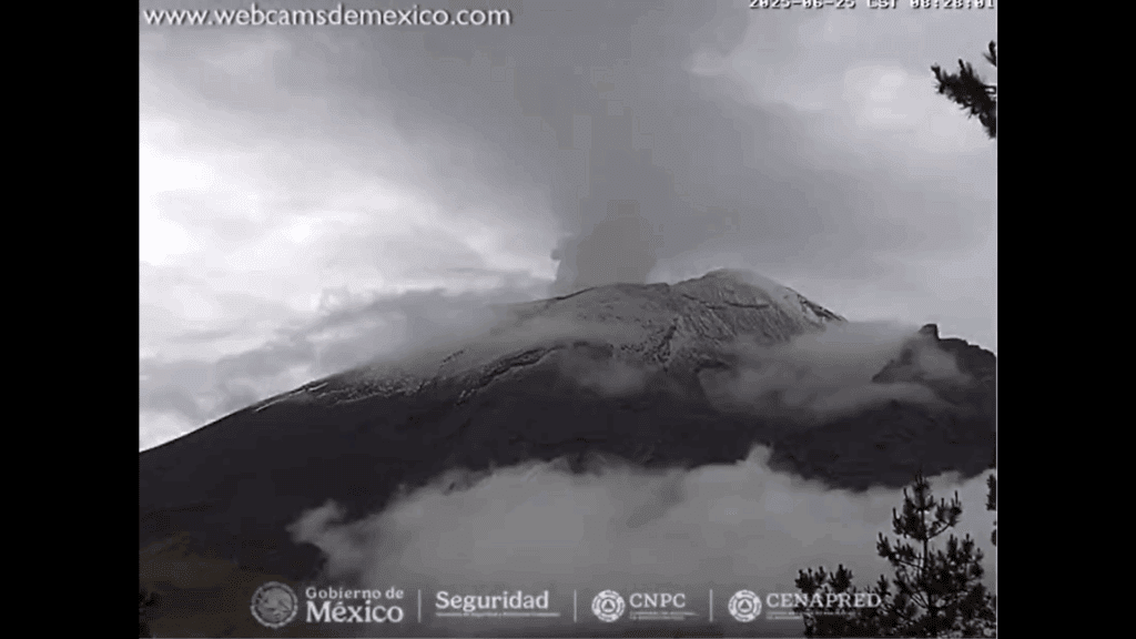 El volcán Popocatépetl amanece cubierto de nieve