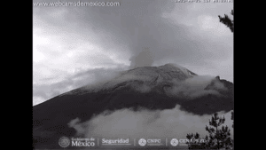 El volcán Popocatépetl amanece cubierto de nieve