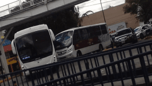 Choque entre camión y unidad RUTA paraliza el tráfico