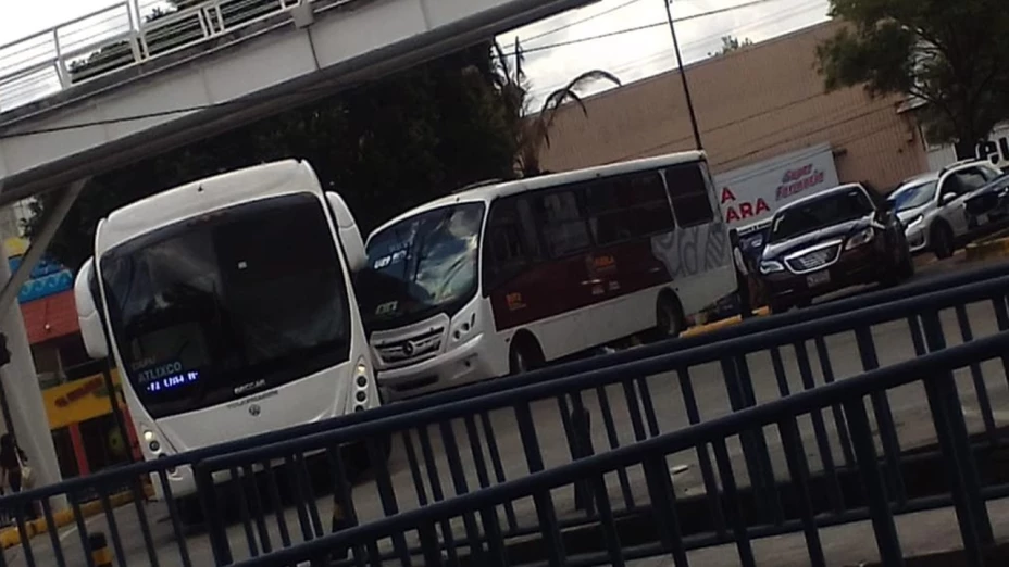 Choque entre camión y unidad RUTA paraliza el tráfico