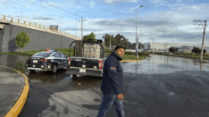 Inundación cierra paso en puente de la lateral de la autopista
